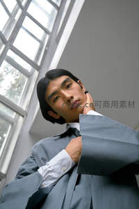 窗边光影里的优雅绅士