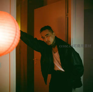 暖光灯笼下酷感十足的纹身男