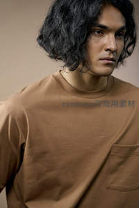 卷发青年凝视镜头展现沉静气质