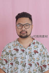 花衬衫眼镜男微笑面对粉色背景