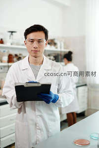 实验室中的科研人员专注记录数据