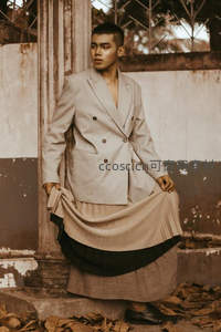 复古柱旁男子展示时尚混搭装