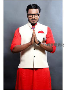 印度男士身着传统服饰合十致意