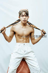 健美青年头戴豹纹头巾展示肌肉