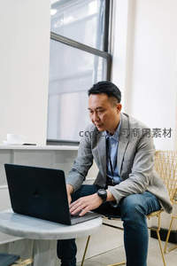 商务男士咖啡厅专注使用笔记本电脑