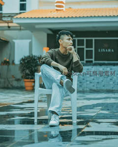 雨后庭院沉思的青年男子