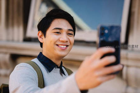 街头微笑自拍的阳光男孩