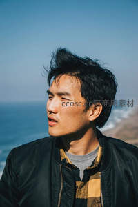 海边悬崖远眺的帅气青年