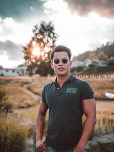 夕阳田野中戴墨镜的型男