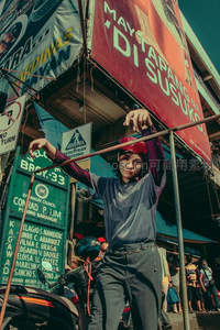 街头少年在霓虹招牌下摆出酷炫姿势