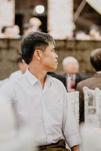 婚礼宾客侧颜专注聆听幸福时刻