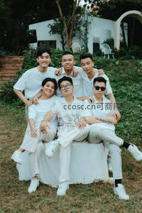 六位好友白衣合影绿茵庭院留念