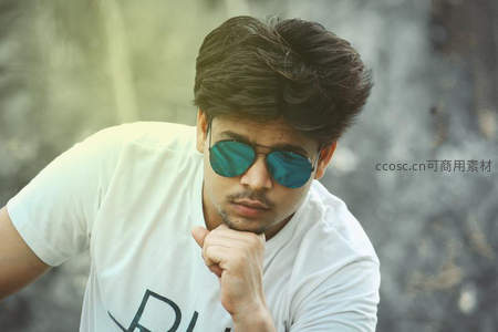 戴墨镜的青年沉思特写