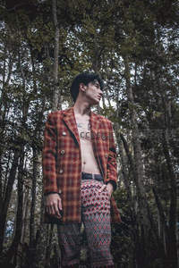 森林中格纹西装男模