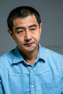 蓝衬衫中年男子，沉稳面容展现成熟魅力