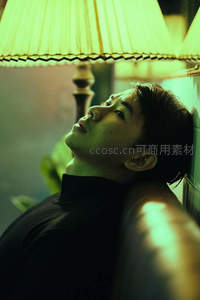 绿光灯下男子仰望沉思瞬间