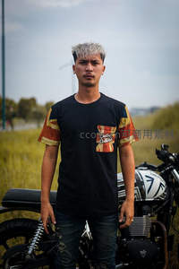 银发青年立于机车前酷炫造型