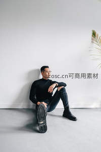 简约风男士室内沉思照