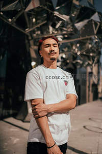 红发潮男镜面建筑前酷拍