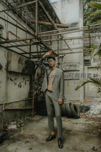 废墟工业风西装男写真
