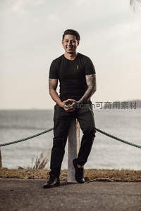 海边微笑的纹身青年