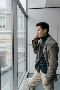 窗边沉思的商务男士