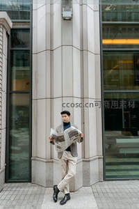 街角阅读报纸的绅士