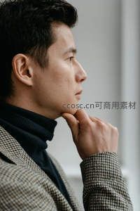 侧颜沉思的青年男子