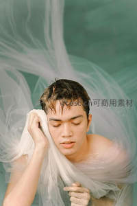 水中男子轻抚薄纱闭目沉思