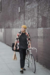 街头青年推车提袋时尚出行
