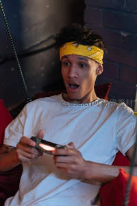 玩家惊呼沉浸游戏手柄发光