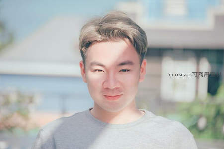 阳光下微笑的年轻男子特写