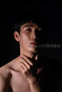 暗影中的沉思青年，光影勾勒轮廓