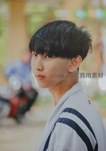 校园少年回眸，青春气息扑面而来