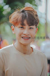 阳光下灿烂微笑的青年，温暖治愈