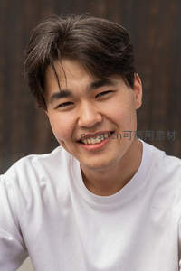 微笑青年温暖特写