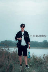 青年男子湖边持灯漫步自然风光