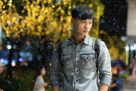 雪夜街头青年凝望远方