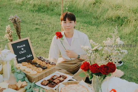 草坪野餐玫瑰花与甜点