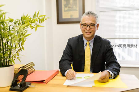 西装革履的商务人士办公