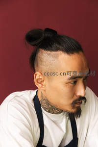 纹身厨师侧脸沉思红色背景