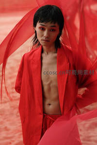 红衣模特沙滩红纱飘逸造型