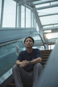 地铁站内静坐沉思的都市青年