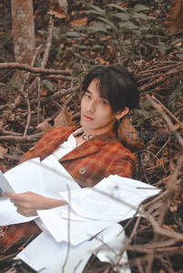 林间阅读青年沉浸书香世界