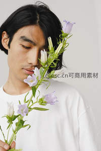 青年男子手持淡紫风铃草静谧凝视