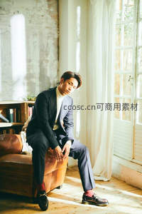 阳光洒落窗边西装绅士坐皮沙发