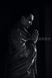 僧人合掌冥想，黑白光影肃穆