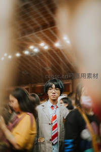 校园少年穿校服，人群中央凝视