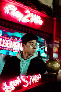 霓虹灯下青年凝望夜色街头