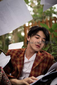 户外阅读青年沉醉书海